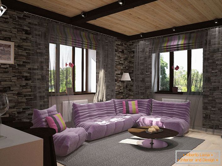 Дизайнерски проект за уютна дневна в таванско помещение. Декорацията на стените от камък е хармонично съчетана с меки меки пурпурни мебели.
