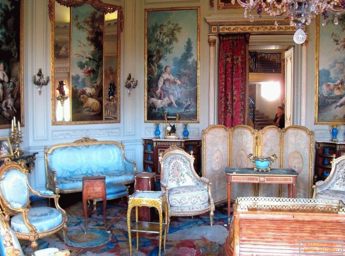 Зала с картини и елегантни мебели