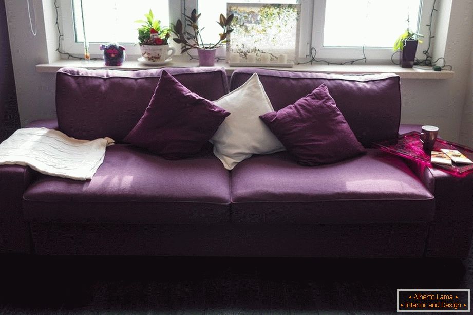 Лилав диван с възглавници