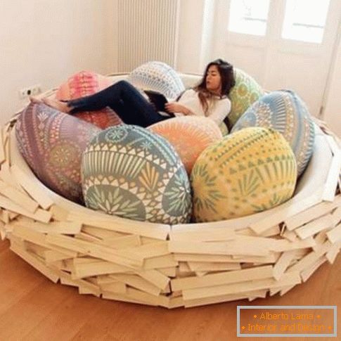 Уютно легло във формата на гнездо