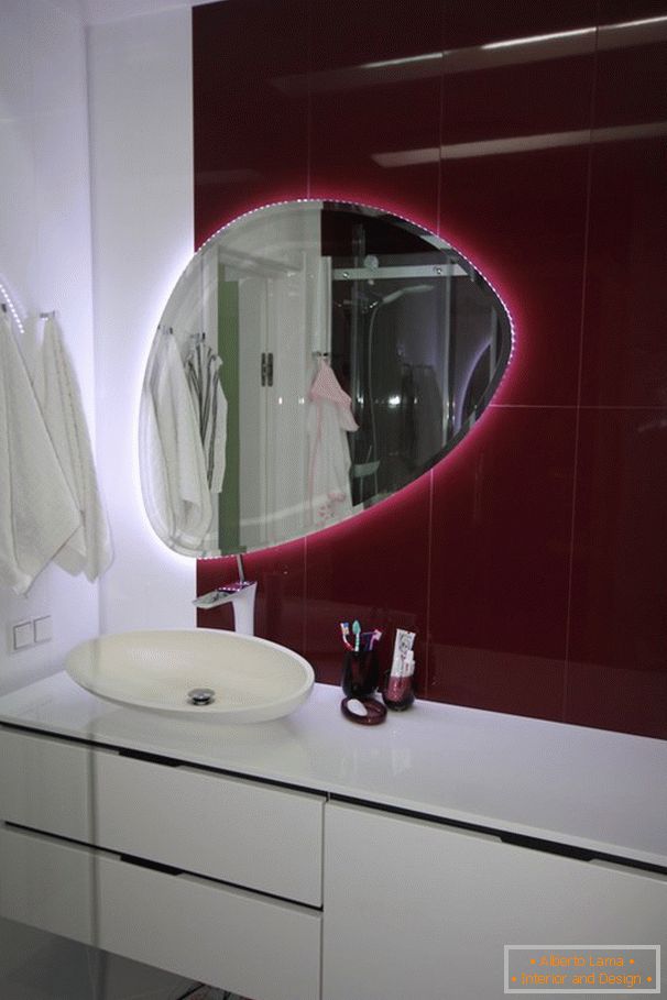 Огледало с осветление в банята