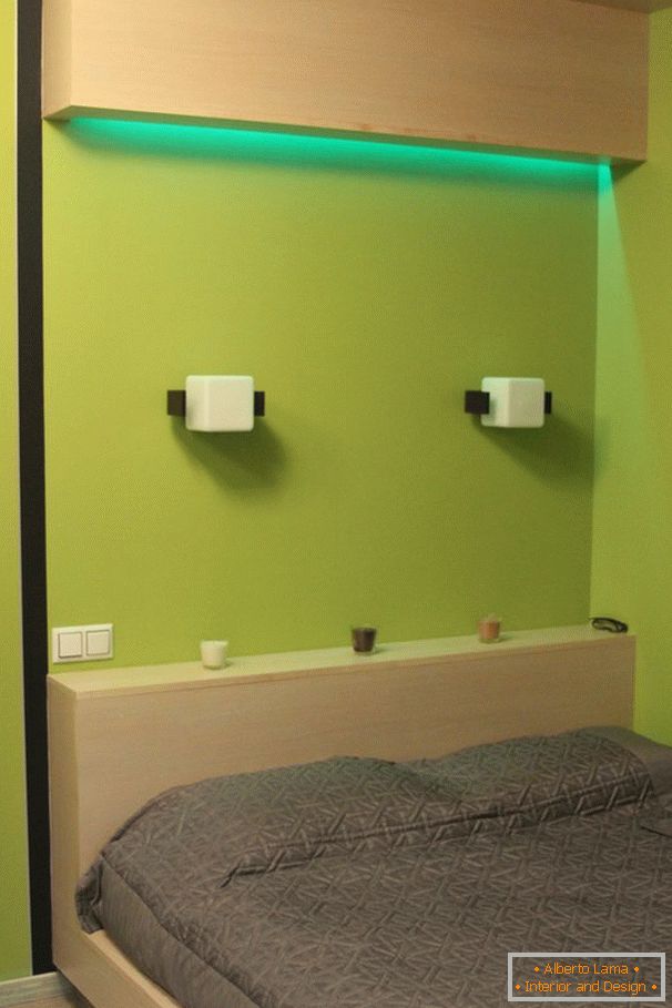 Зелена светлина над леглото в спалнята