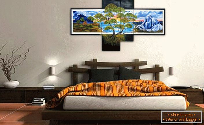 Спалнята в ориенталски стил е украсена с модулни картини, които тежат върху главата на леглото.