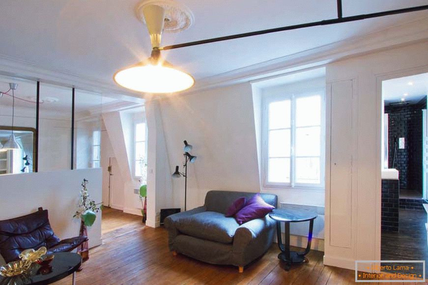 Стъклена преграда в хола на малък студиен апартамент в Париж