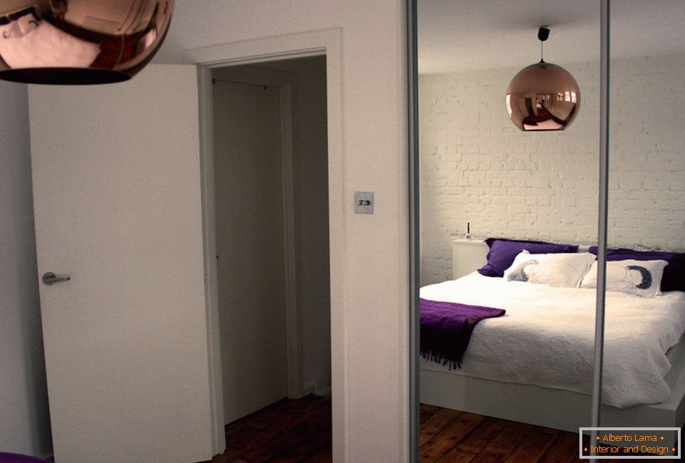 Спалня на малък апартамент в Лондон