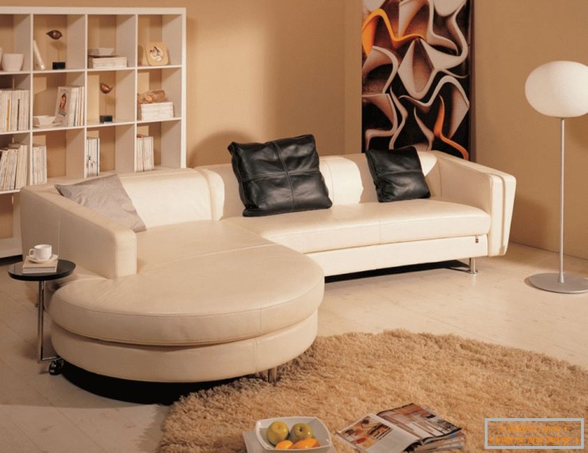 Мека мебел в дневната с бежови тонове