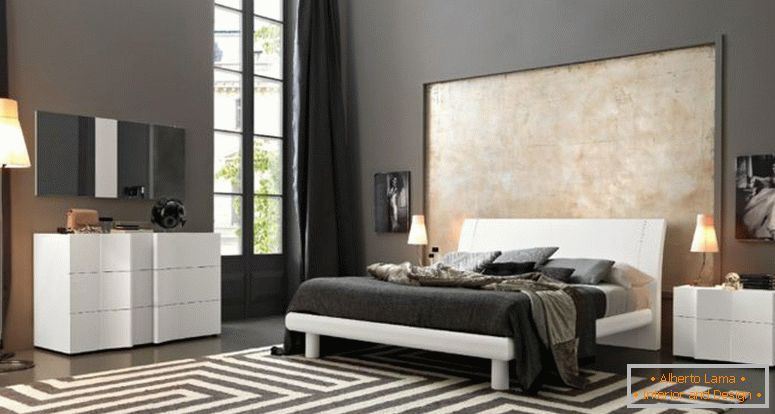 синьо-килим-на-на-дървено-floor_grey-края-на-bed_floral-черно-blanket_dark-сиво-майстор-bedroom_wooden-платформа легла