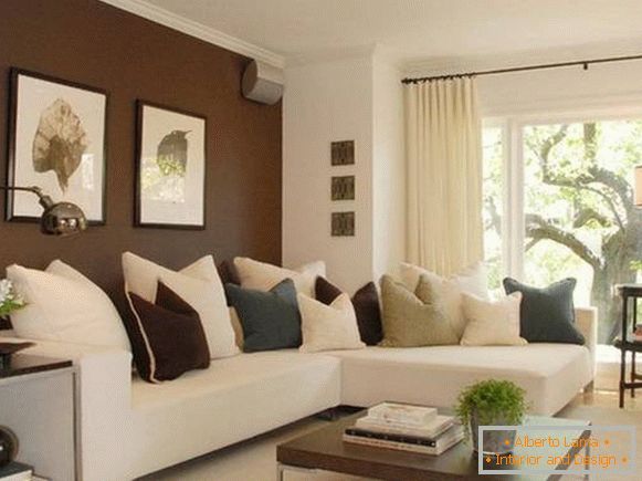 Тъмнокафяви стени в дизайна на хола с бял диван