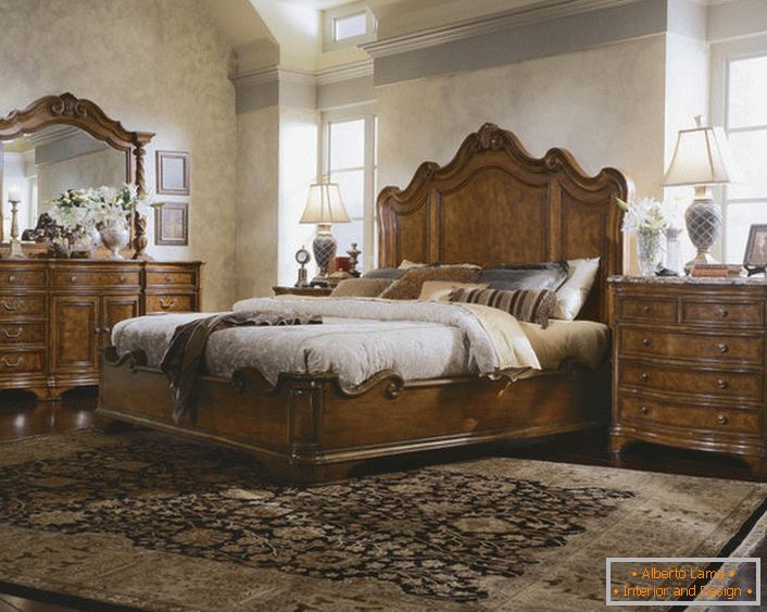 Идеален за семейна спалня в английски стил. Класиките и романтиката са хармонична комбинация за един дом.