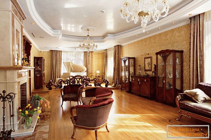 Пример за подходящо подбрани мебели за хола в английски стил. Гладки линии, ярки, контрастни тапицерии, издълбани дървени крака - черти на благороден английски стил.