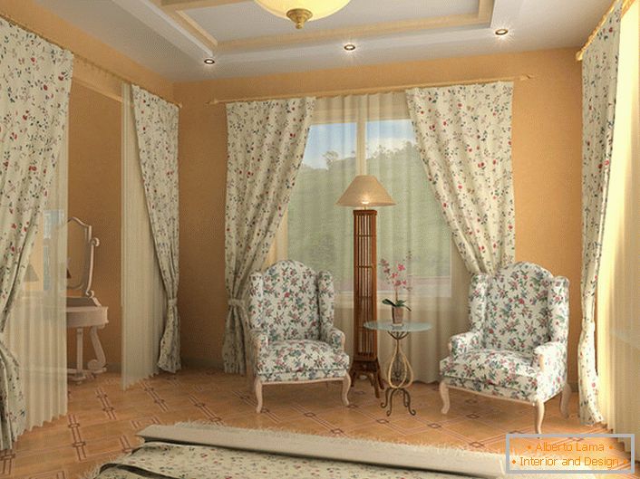 Спалня в английски стил с необичаен обрат. За тапицерията на мебелите, завесите и покривалите на покрива бе избрана една тъкан с ненадмината флорална рисунка.