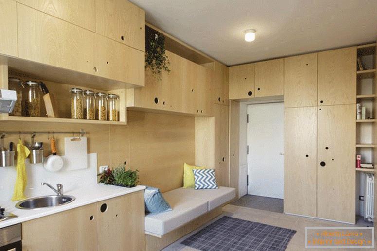 Интериор на малък апартамент със системи за съхранение