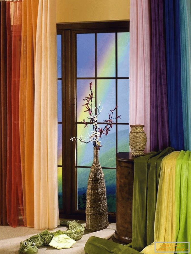 Многоцветни завеси на прозореца