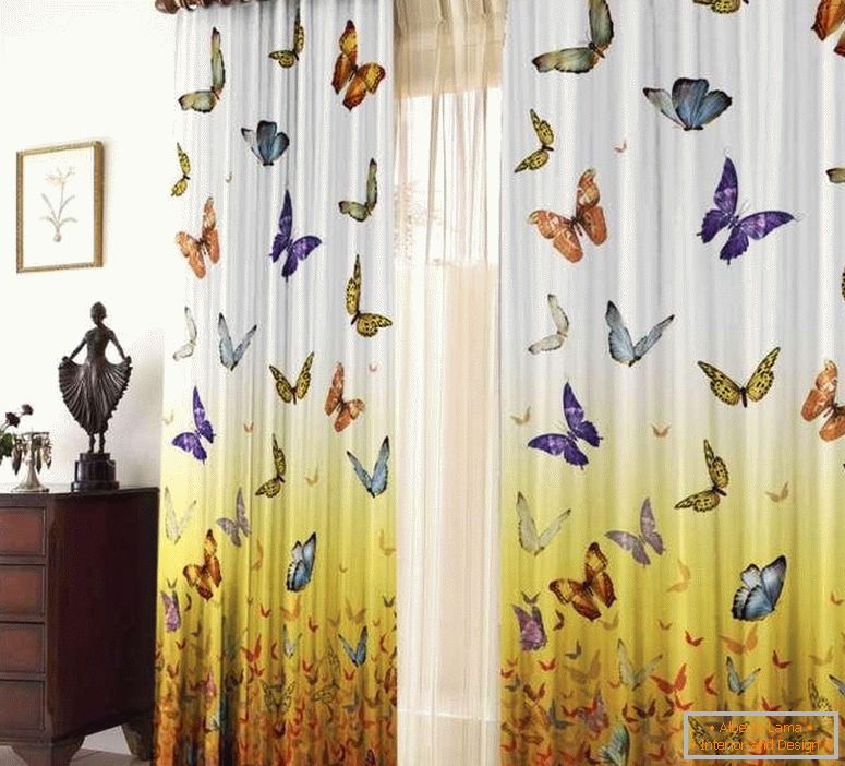 Завеси с пеперуди в стаята
