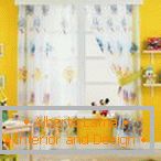 Детска стая с жълти стени