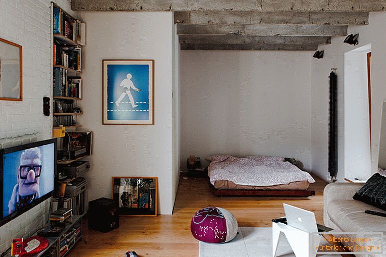 Интериор на спалнята на малък апартамент в Словакия