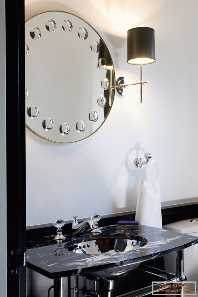 Огледало с осветление в банята