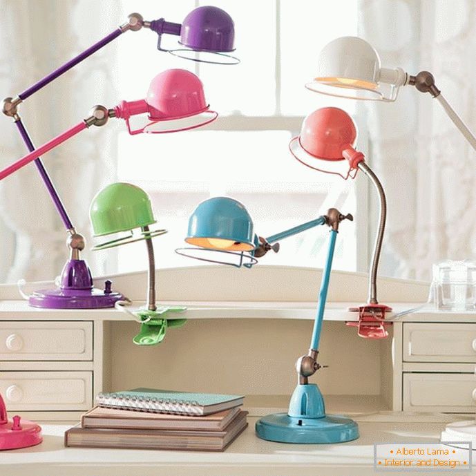 Многоцветни лампи за маса