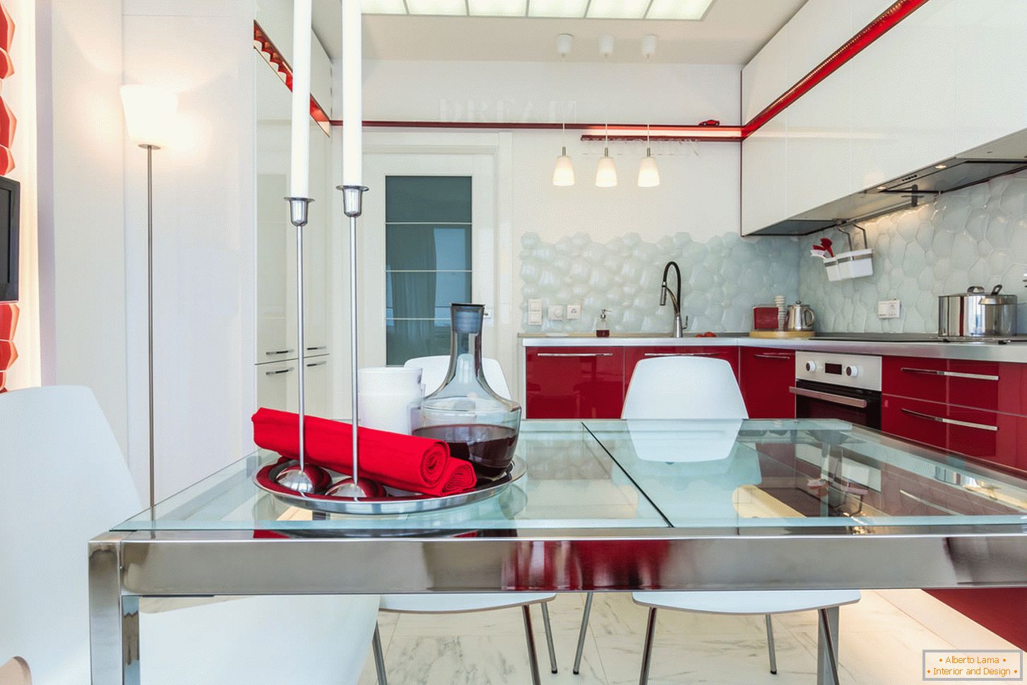 Интериорна кухня в бяло и червено