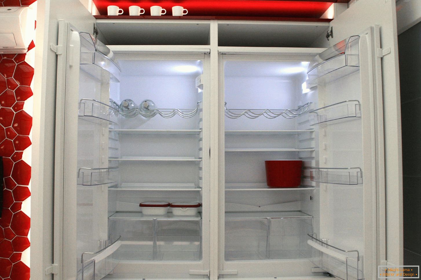 Модерен хладилник във вътрешността на кухнята