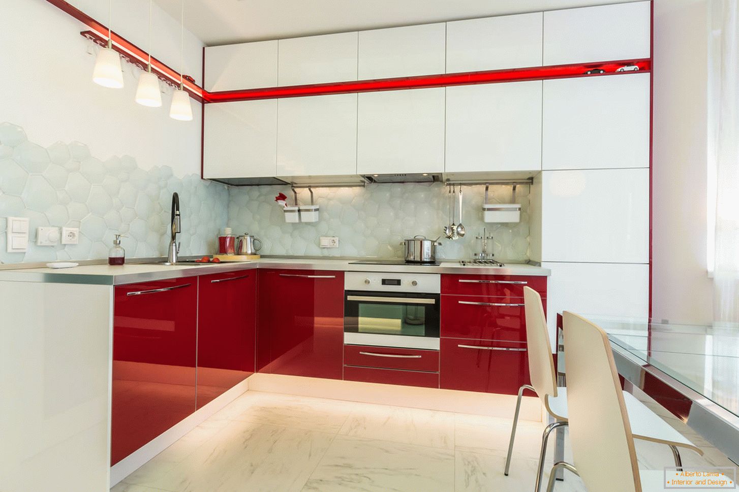 Интериорна кухня в бяло и червено