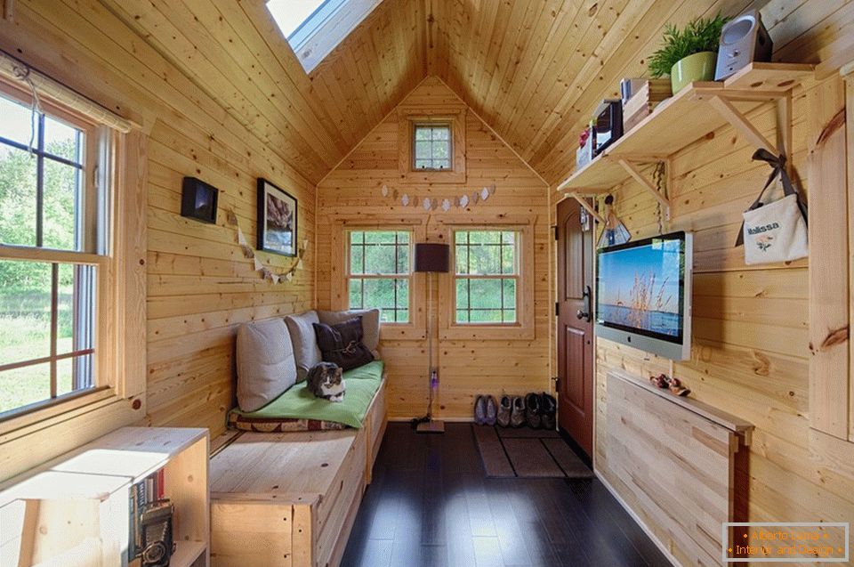Интериор на малка дървена къща