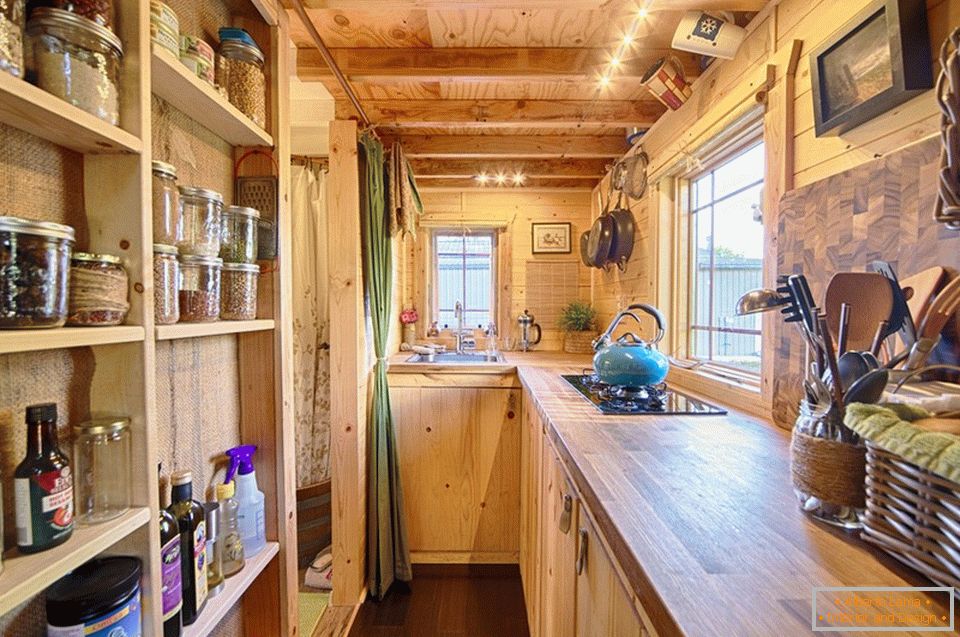 Кухнята на малка дървена къща