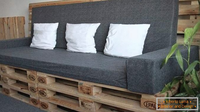 Прост диван, изработен от дървени палети