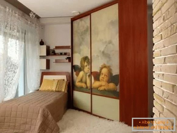 Трапецовиден ъглов шкаф в спалнята - снимка в интериорния дизайн