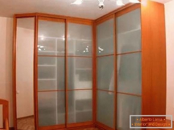 L-образен ъглов шкаф от ПДЧ със стъклени врати в спалнята