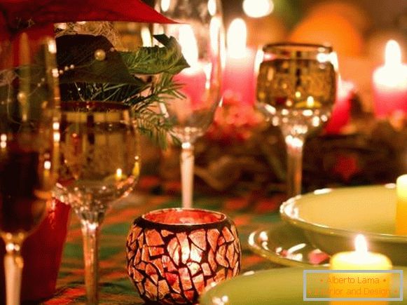 Красиви очила и свещи в интериора на масата на Нова година