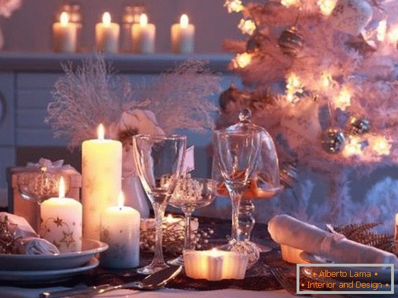 Красива новогодишна маса - снимка за вдъхновение с декорация