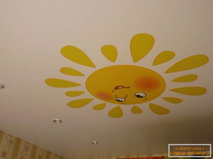 Вариант опъвам тавани с весело слънце в детската стая.