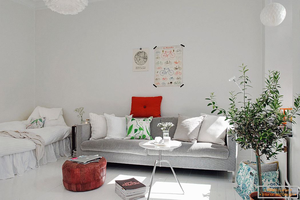 Интериорът на малък апартамент в бял цвят