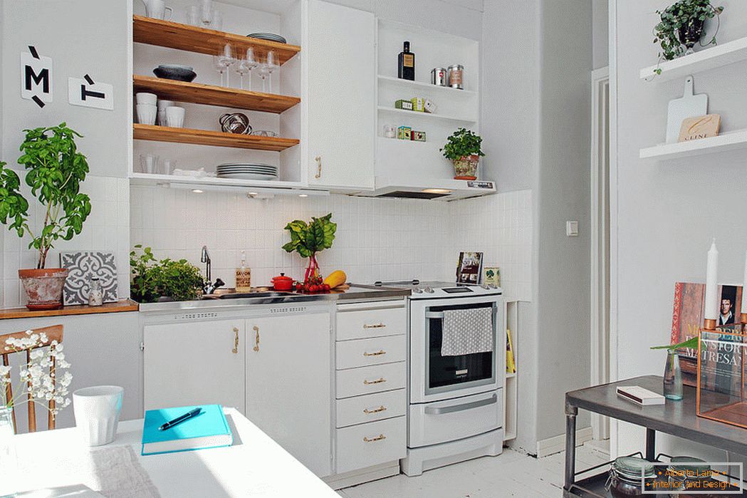 Интериор на малка кухня в бял цвят