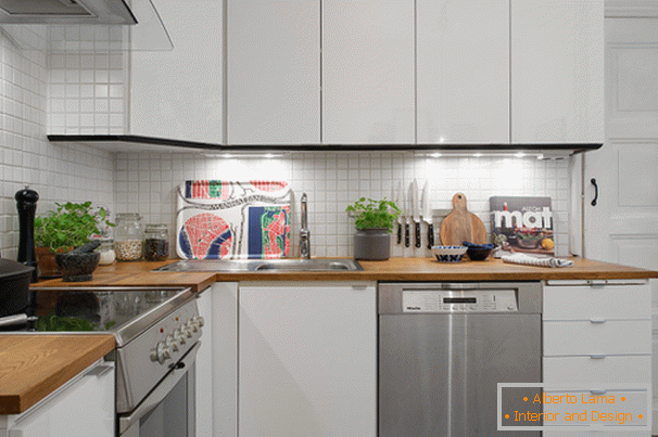 Ъглова кухня на малък апартамент в скандинавски стил
