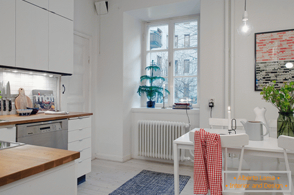 Кухня с кът за хранене на малък апартамент в скандинавски стил