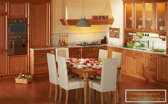 Интериор на трапезарията в кухнята - снимка на масата със столове