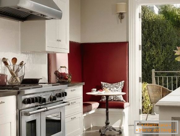 Трапезария в кухнята - дизайн в червени и бели тонове