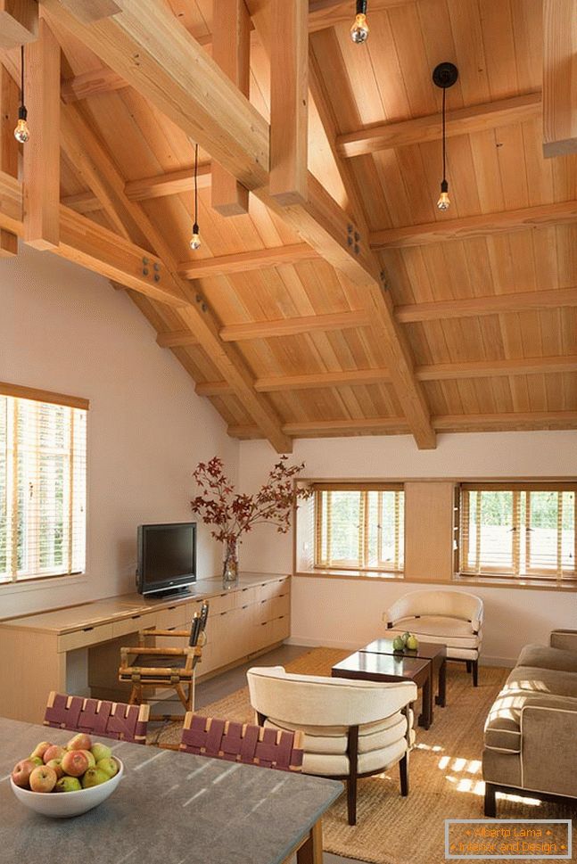 Интериор на малка дървена къща - гостиная
