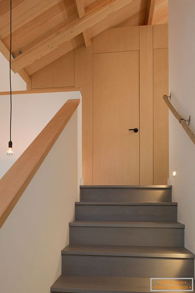 Интериор на малка дървена къща - лестница