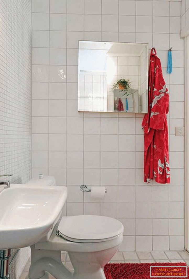 interesting-малки баня-дизайн-with-toilet-and-washing-stand-plus-red-bath-mat-on-white-tiles-flooring-as-well-as-mirrored-recessed-medicine-cabinets-744x1095