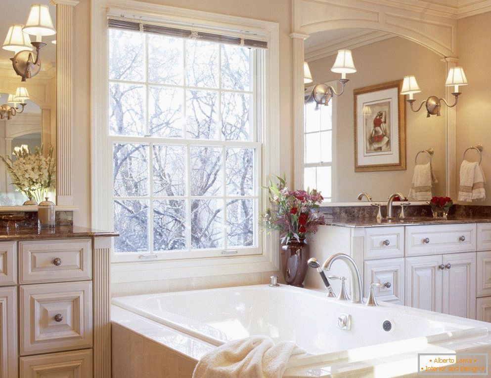 Интериор в класически стил с баня до прозореца