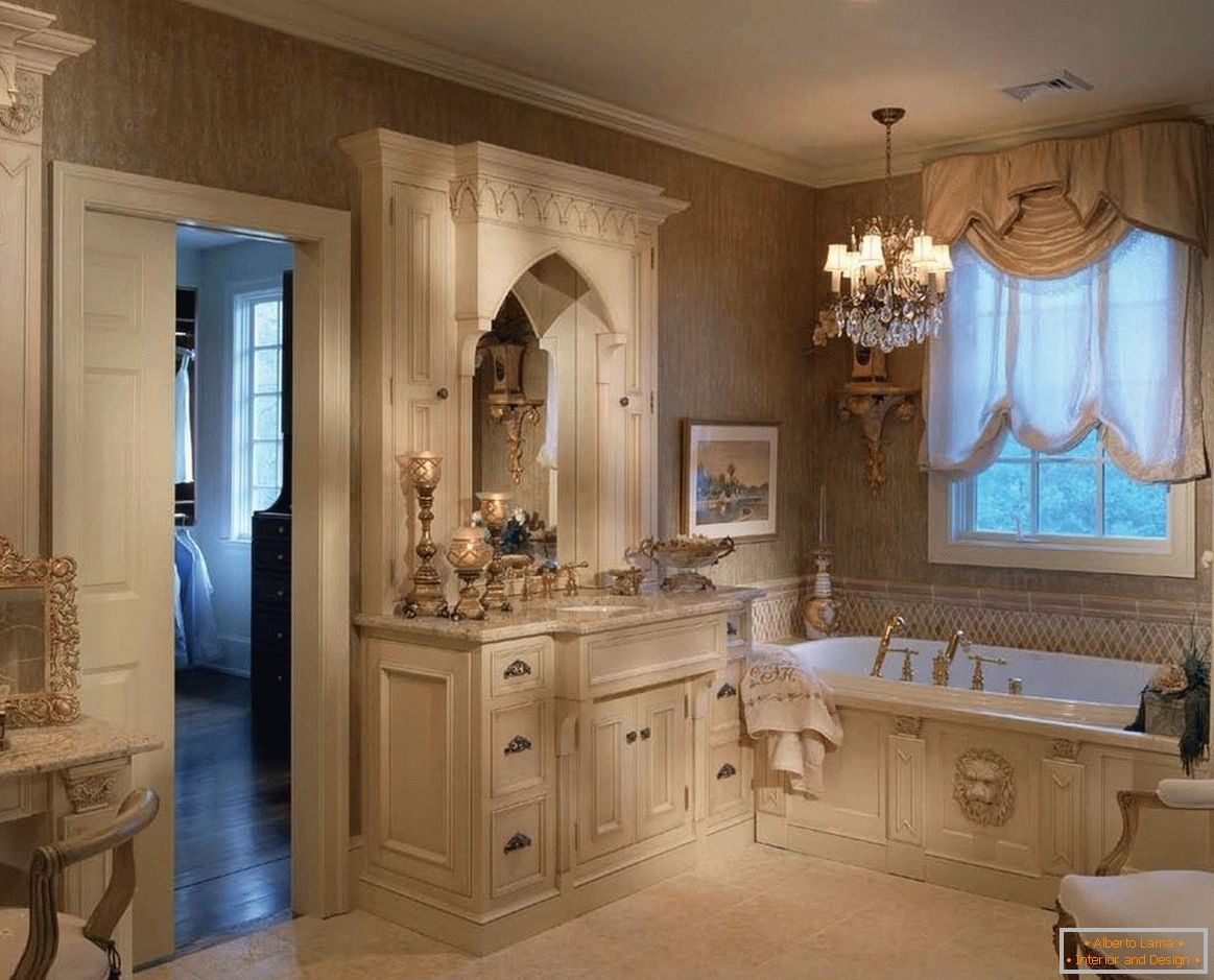Светли мебели в банята в класически стил