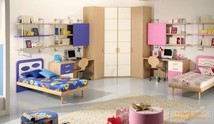 Детската стая е декорирана в сини и розови цветове. Идеален дизайн на стая за момиче и момче.