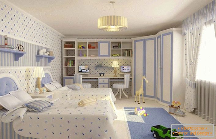 Неутралните цветове, например меко синьо и бяло, са идеални за декориране на детска стая, където ще живеят брат и сестра. 