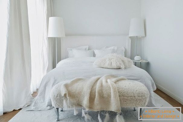 Бяла спалня с панорамни прозорци