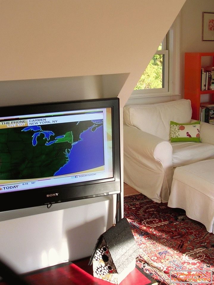 Телевизор в кабината за гости на малка имение в САЩ