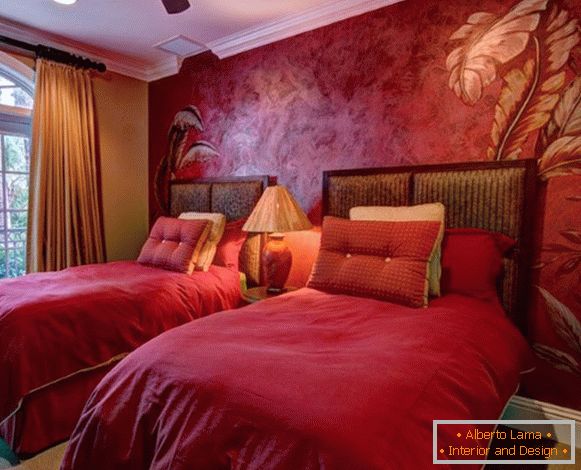 Червена венецианска мазилка снимка във вътрешността на спалнята
