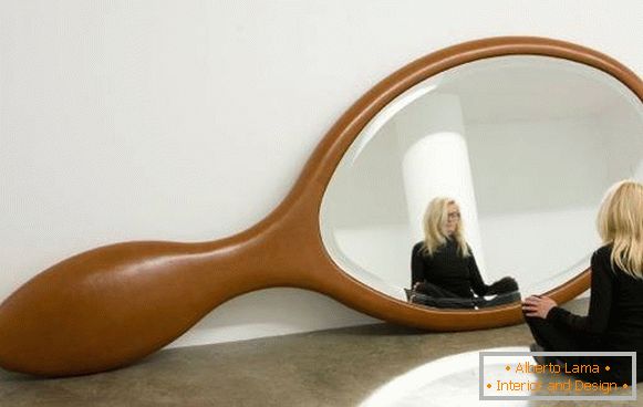 Огледало с необичайна форма в интериора